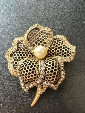 MJ Ent signed Gold-Tone Floral Pearl & Rhinestone Brooch - Women's Jewelry